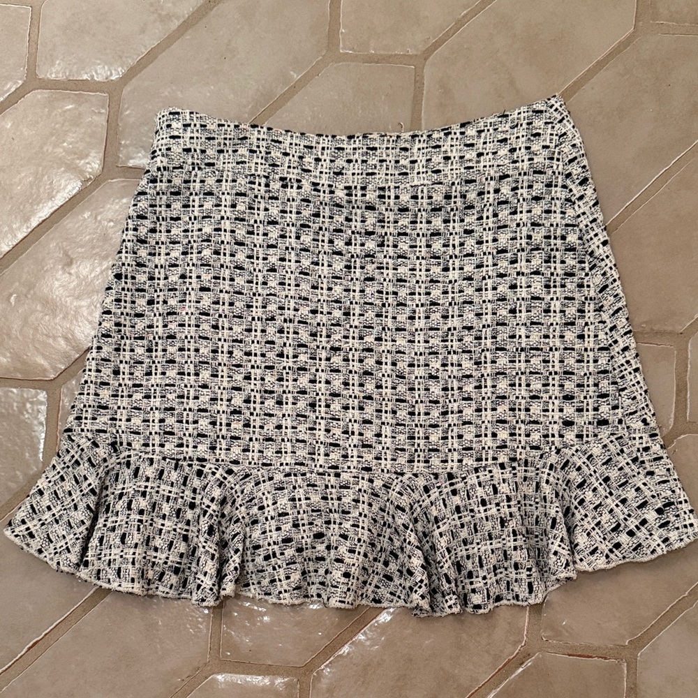 Chic Tweed Ruffle Skirt - Picture 4 of 4
